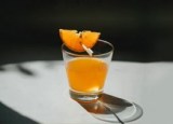 Ποτήρι Σφηνάκι με μια φέτα πορτοκάλι