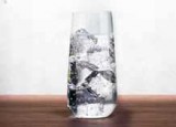 Ποτήρι ψηλό με πάγο και νερό